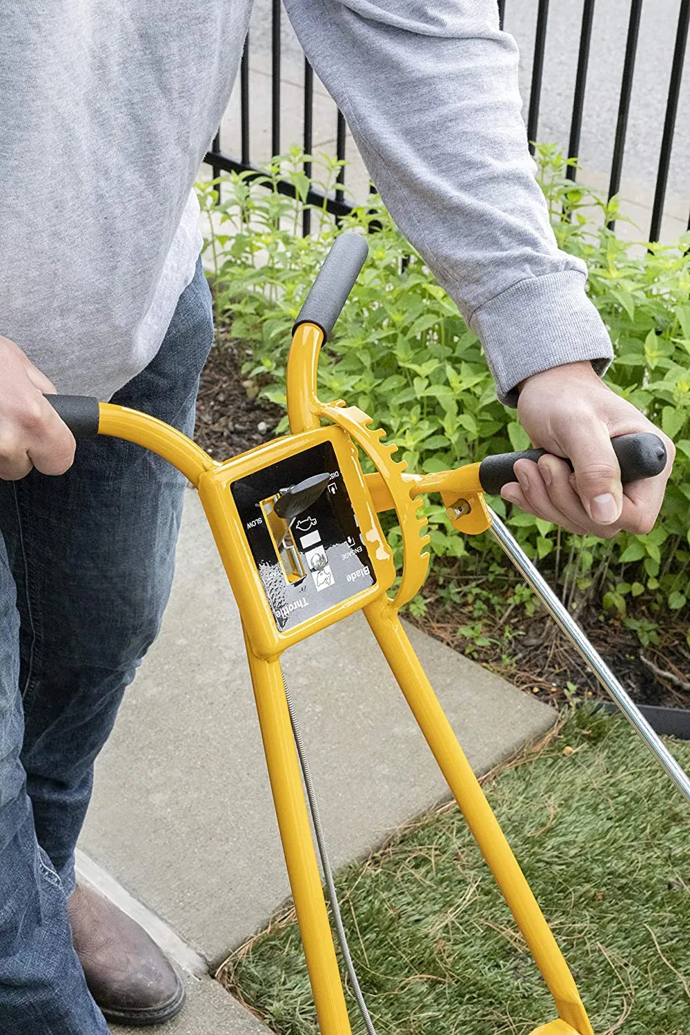 101-5.5GT-7Gas Powered Lawn Edger, 5.50 Gross Torque/3.5 HP B&S Engine 7 Wheels